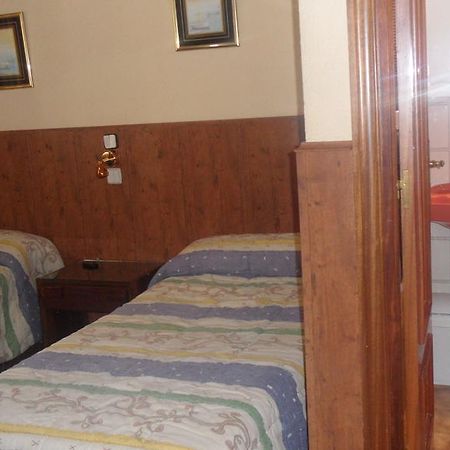 Hostal Suarez Μαδρίτη Δωμάτιο φωτογραφία